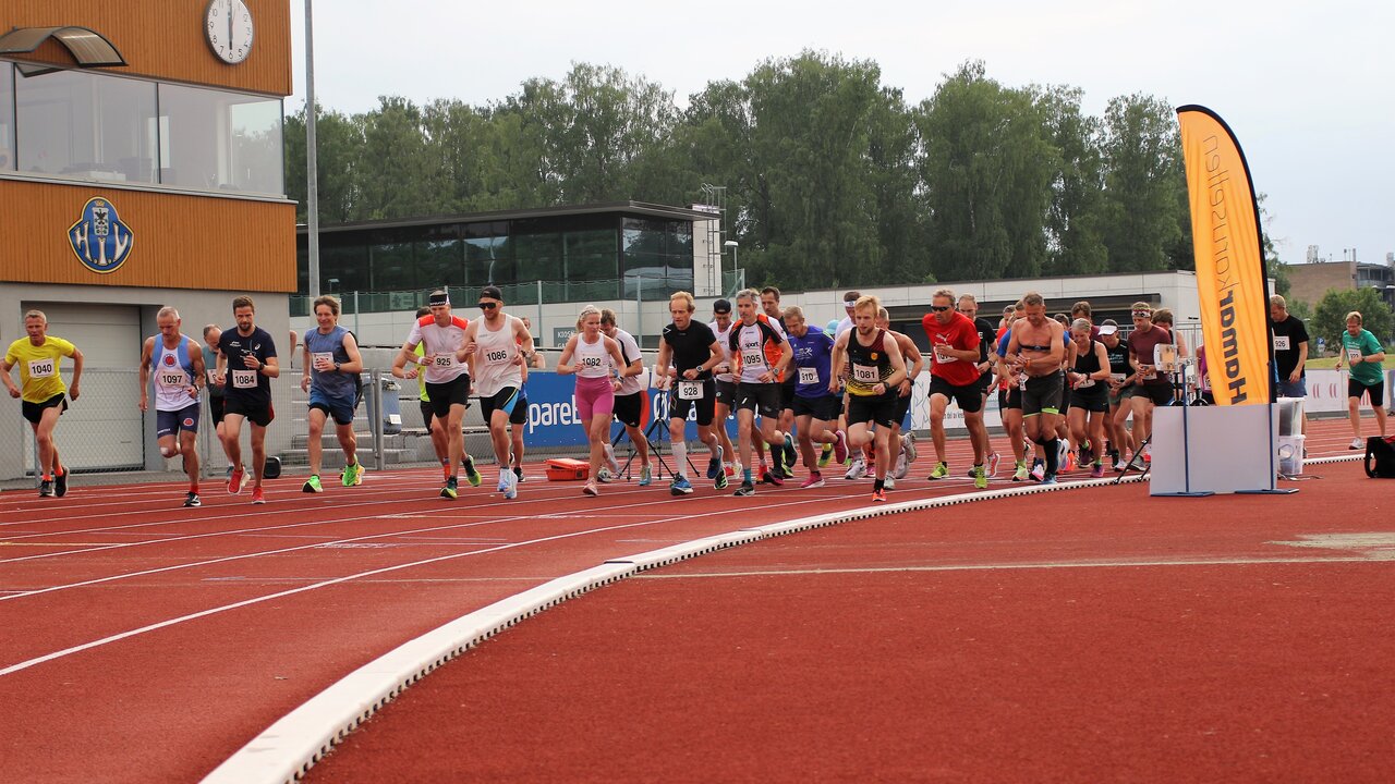 46 løpere legger i vei på sine 25 runder på Børstad. (Foto. Finn Ansgar Haneberg)